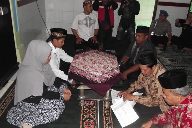 Pasangan Mahasiswa Pembuang...
