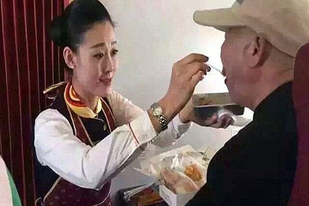 Suapi Lansia Cacat di...