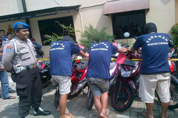 Gelapkan Mobil Rental,...