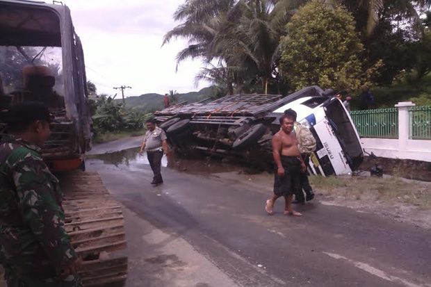Truk Pengangkut Tongkang...
