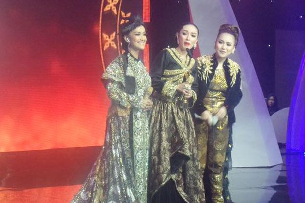 Zaskia Gotik Sabet Titel...