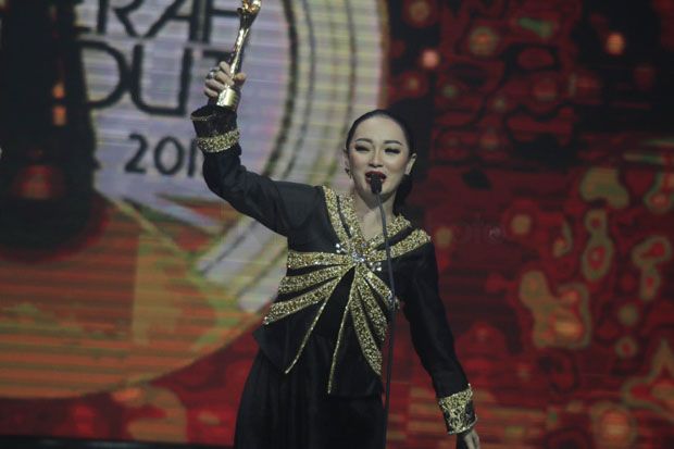 Zaskia Gotik Boyong...
