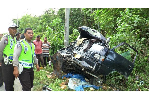 Truk Bulog Tabrak Angkot...