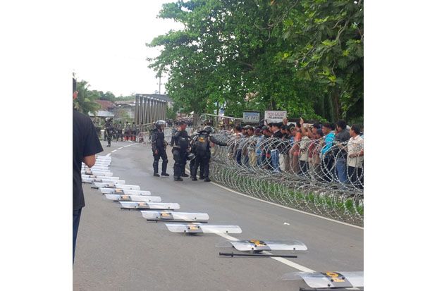 Blokade Kawat Berduri...