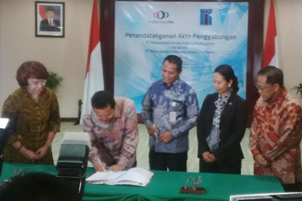 Menteri Rini Lebur Dua...