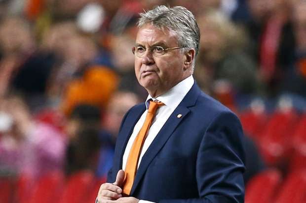 Guus Hiddink Resmi Latih...