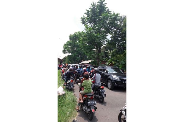 Ribuan Warga Datangi...