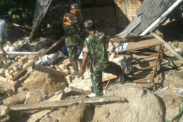 Personel TNI Bantu Warga...