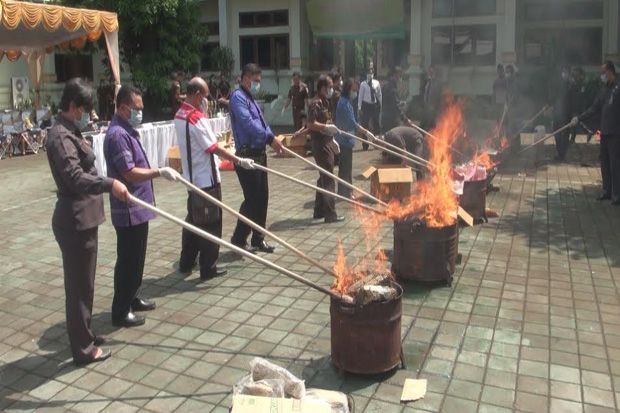 Kejari Denpasar Musnahkan...