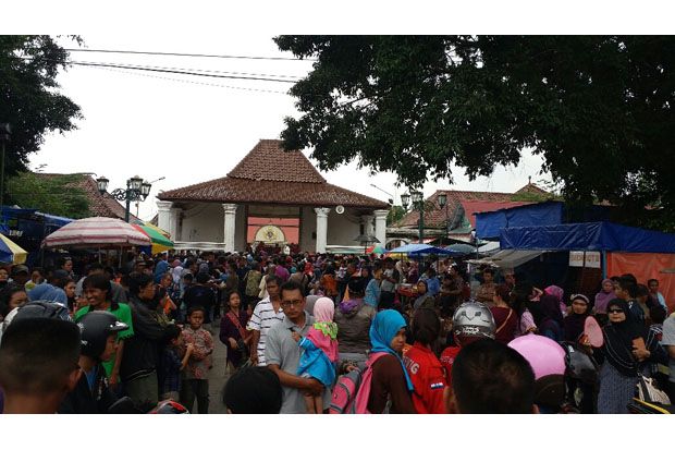 Grebeg Maulid, Ribuan...