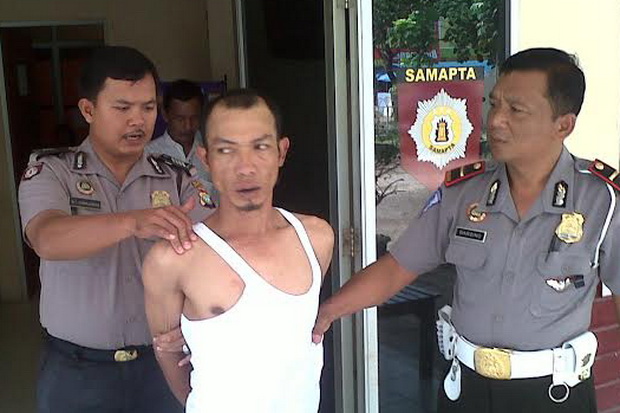 Mabuk Tabrak Angkot,...