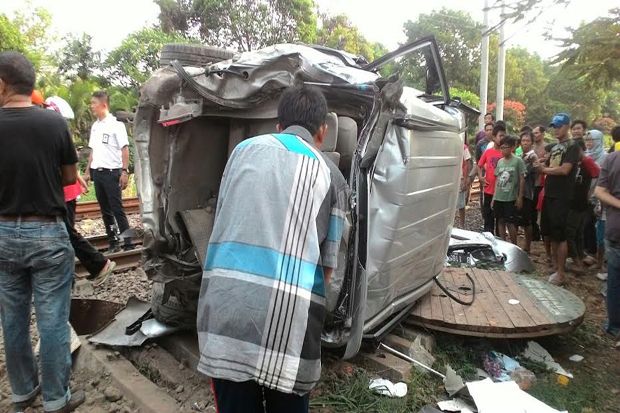 Tabrakan Commuter Line...