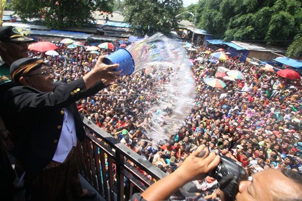 Berebut Air Jamasan...