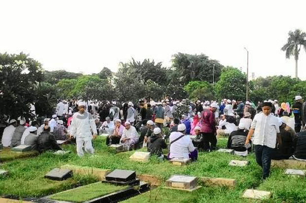 Ribuan Peziarah Padati...