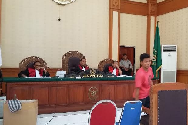 Bersaksi di Pengadilan,...