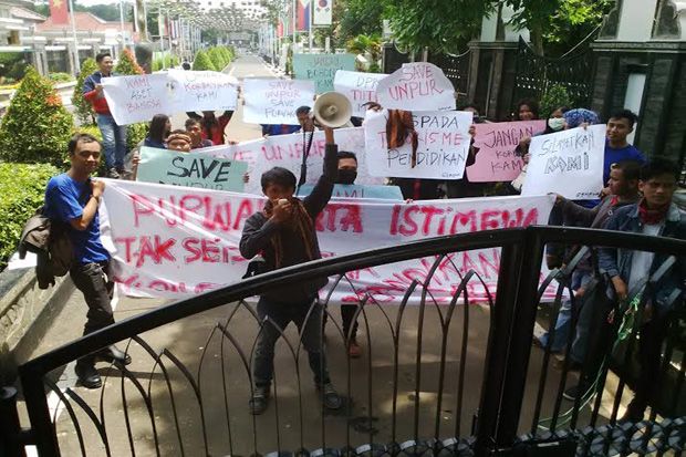 Kampus Dibekukan, Mahasiswa...
