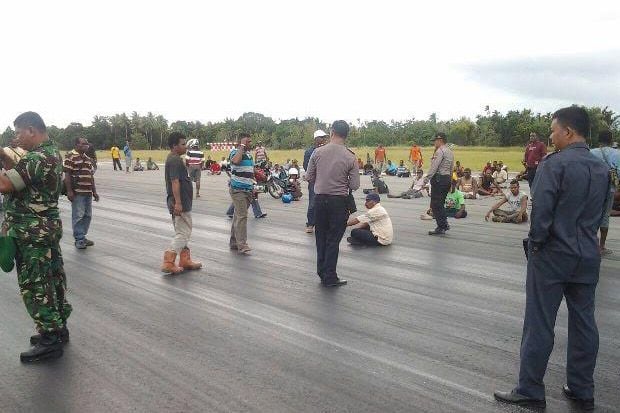 Bandara Sentani Diblokade,...