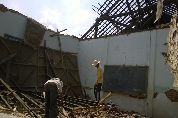 Miris, Atap Tiga Ruang...