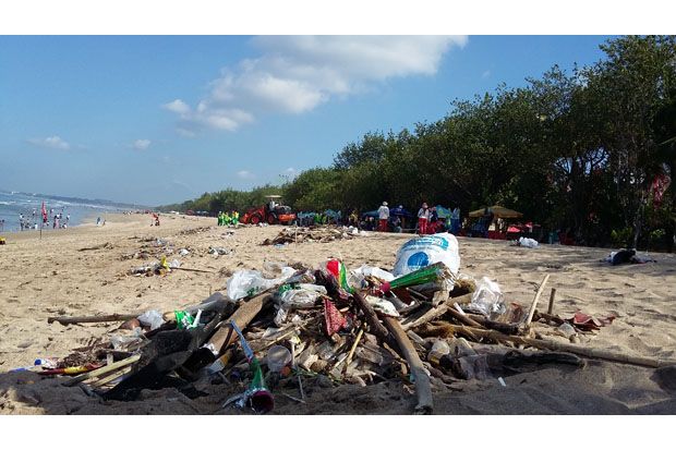 Pantai Kuta Dipenuhi...