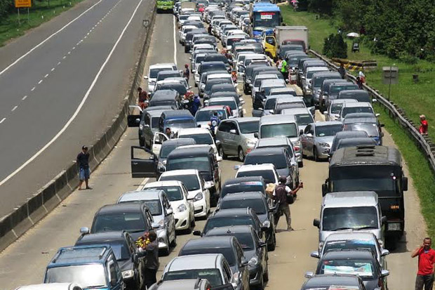 Jalur Puncak Macet,...