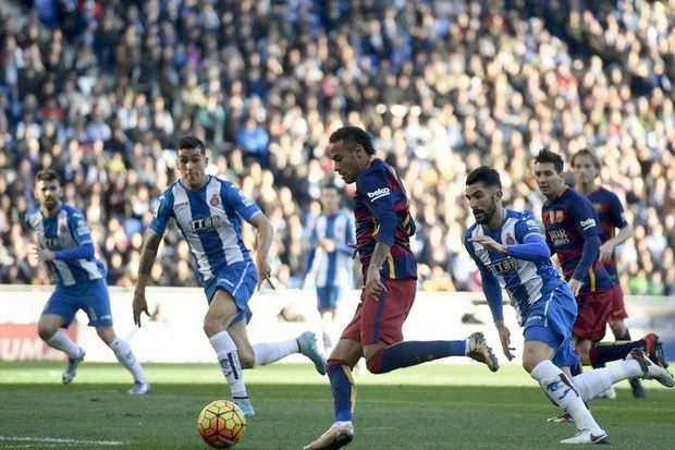 Barcelona Pantas Raih...