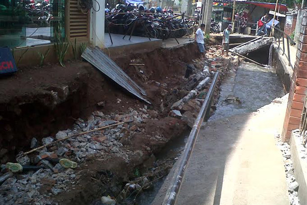 Hujan Deras, Turap Anak...