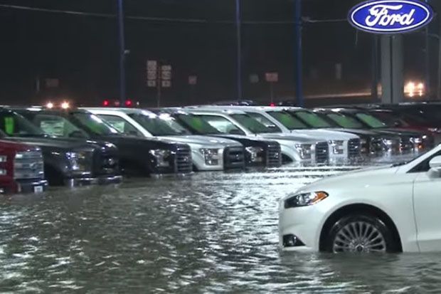 Ratusan Mobil Ford Baru...