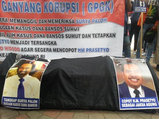 Demonstran Bawa Keranda...