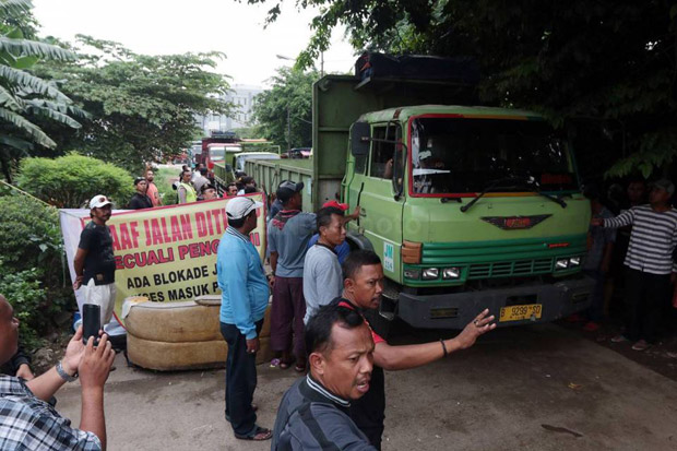 Warga Buka Blokade di...