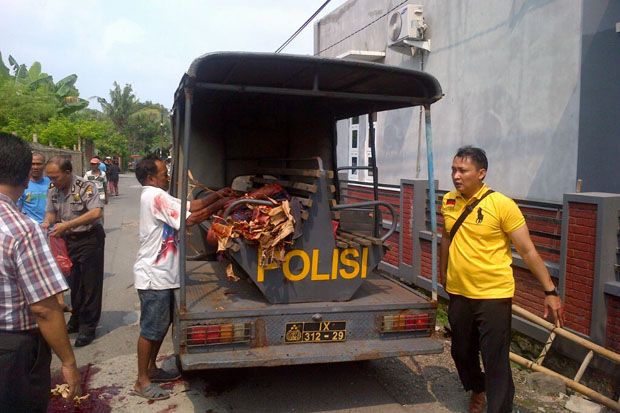 Pria Ini Gorok Lehernya...