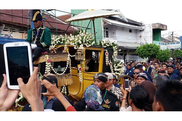 Ribuan Orang Saksikan...
