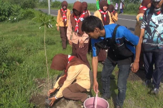 Pelajar Tanam Pohon...