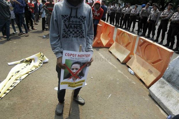 Demo Desak Jokowi Evaluasi...