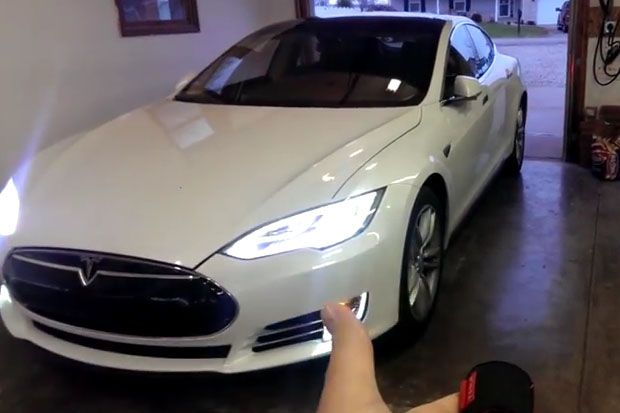 Tesla Model S Bisa Parkir...