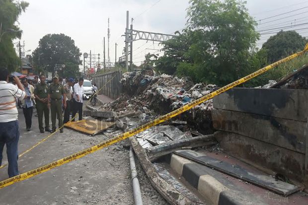Tembok Pembatas Rel...