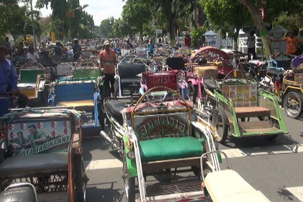 Ribuan Tukang Becak...