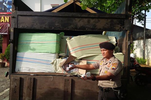 Angkut Satu Ton Petasan,...