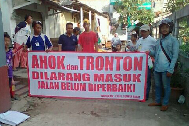 Protes Jalan Rusak,...