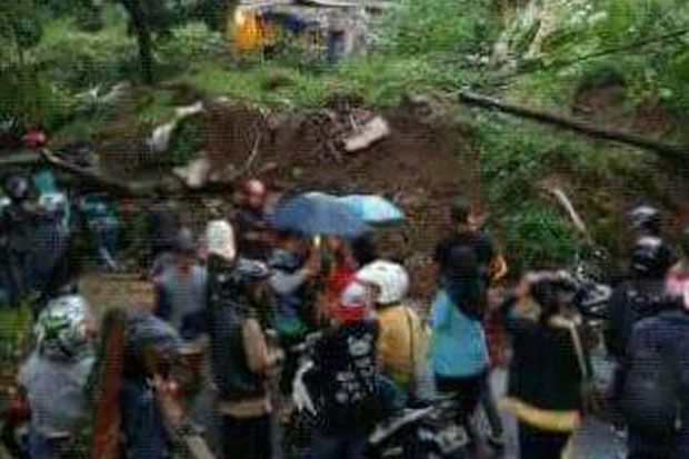 Dua Motor Tertimbun...