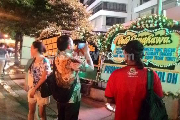 Masyarakat Jakarta Berfoto...