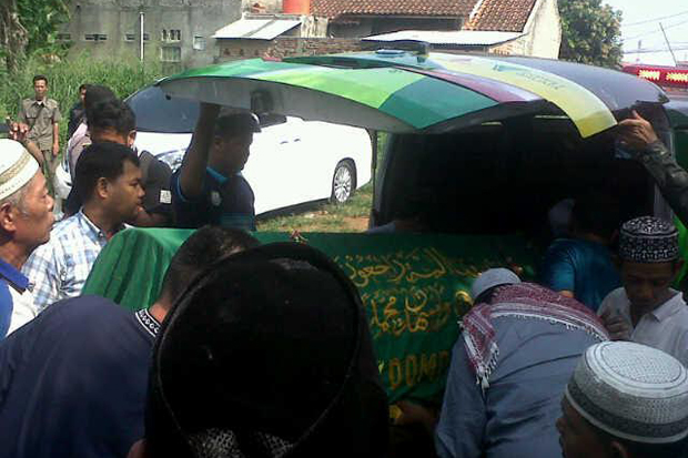 Neneng Jatuh Lemas di...