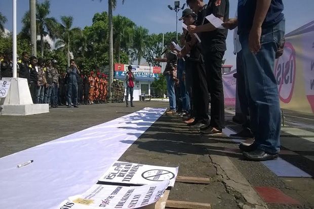 Warga dan Santri Ciamis...