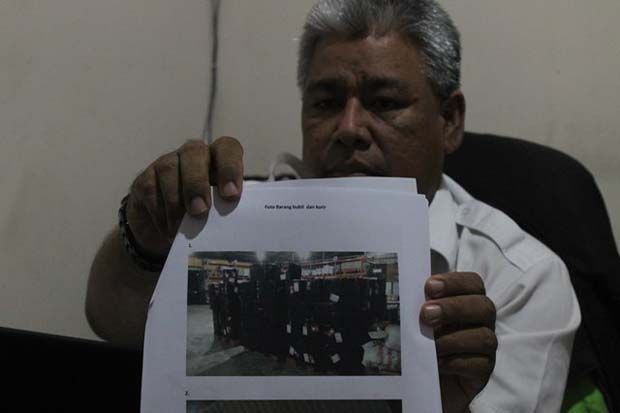 Petugas Bandara Ahmad...