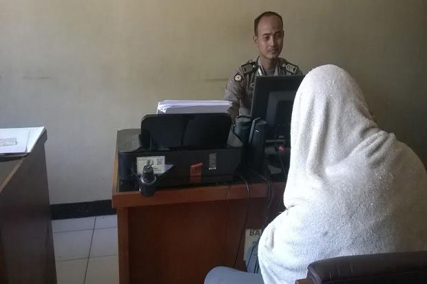 Siram Anak dengan Air...