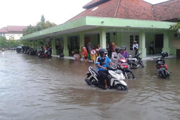 Banjir Rendam Kantor...