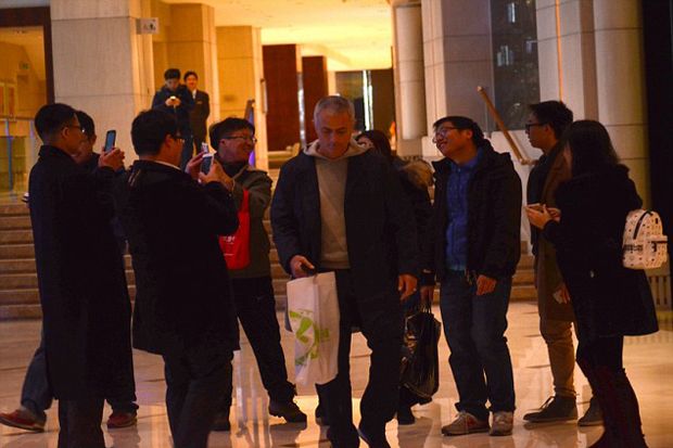 Jose Mourinho Dikeroyok...