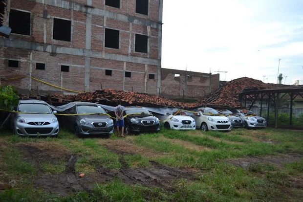 Belasan Mobil Baru Tertimpa...