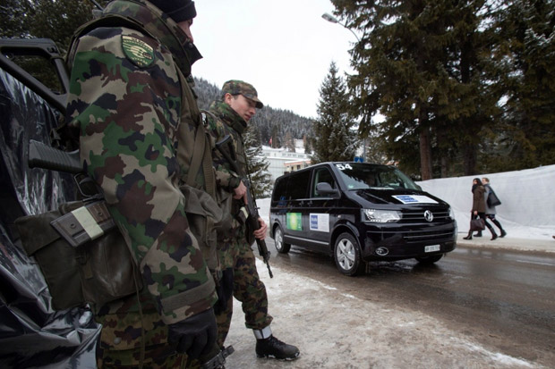 Bertugas di Davos, Tentara...
