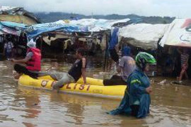 Banjir Terjang Pasar...