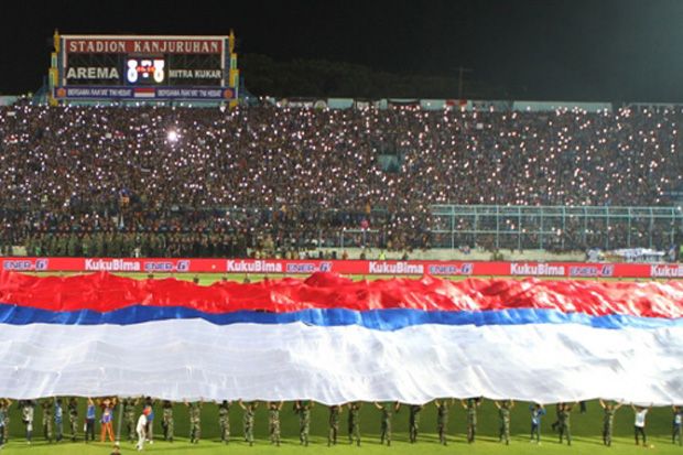 Aremania Terima Hadiah...